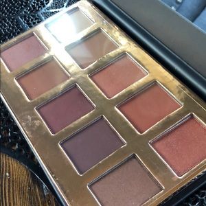 🔥4 for $25 🔥 Crown eyeshadow pallet